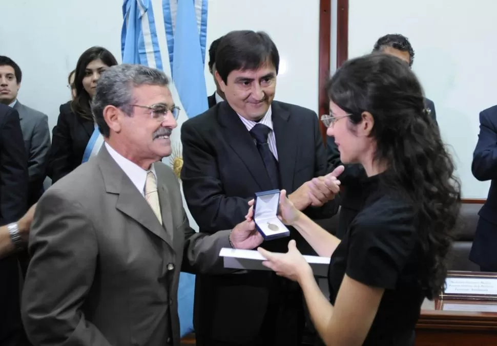LA MEJOR. Gabriela Terribile recibe la medalla de oro y el diploma de honor de la Facultad de Medicina. LA GACETA/ FOTO DE ANALIA JARAMILLO.