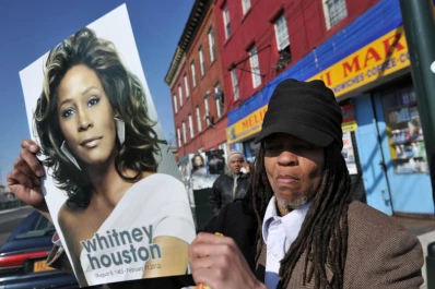 Whitney Houston murió ahogada en forma accidental y con restos de cocaína