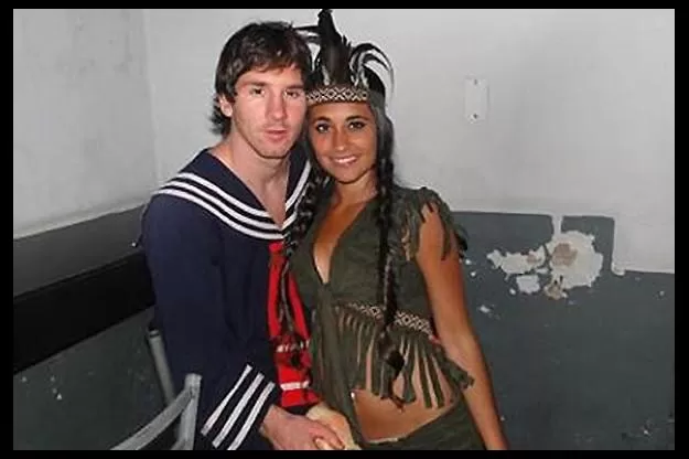 DISFRAZADOS. Messi, junto a su novia, en una fiesta. FOTO TOMADA DE LAVANGUARDIA.COM