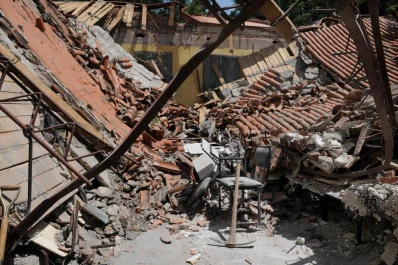 Las sillas-pupitre esperan a los estudiantes en las nuevas aulas