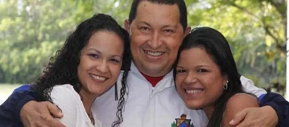 ¿SUCESORAS?. Chávez, con sus dos hijas mayores. FOTO TOMADA DE DERF.COM.AR