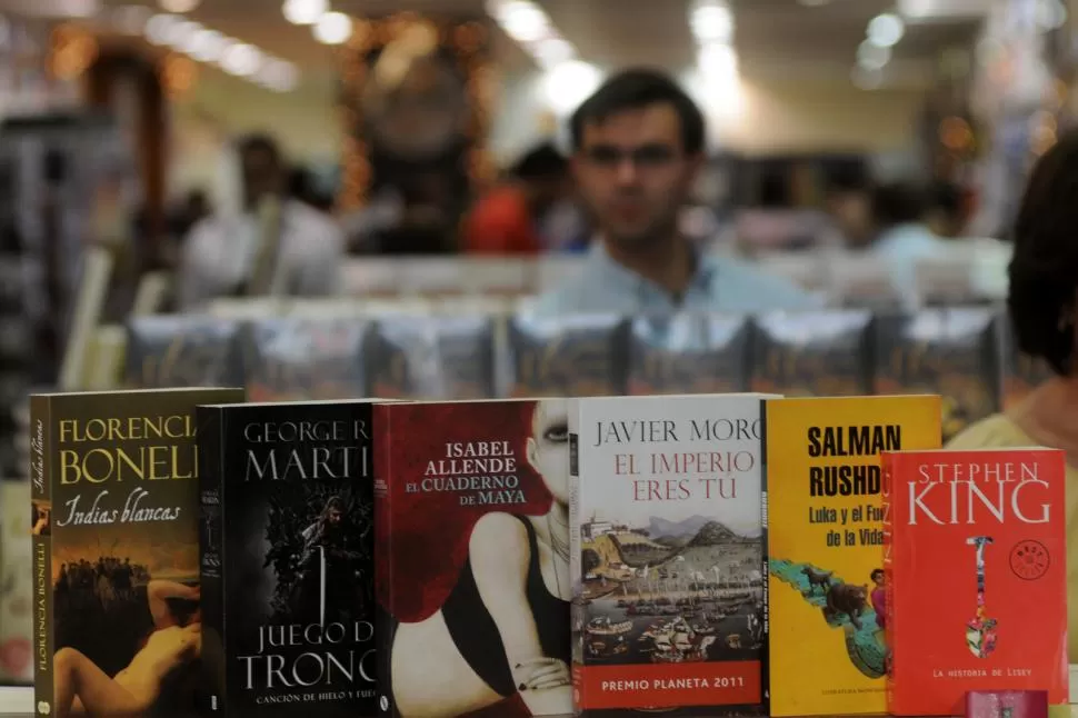GONDOLAS PROVISTAS. La barrera al ingreso de libros impresos en el extranjero no impactó en la provincia. LA GACETA / FOTO DE INES QUINTEROS ORIO