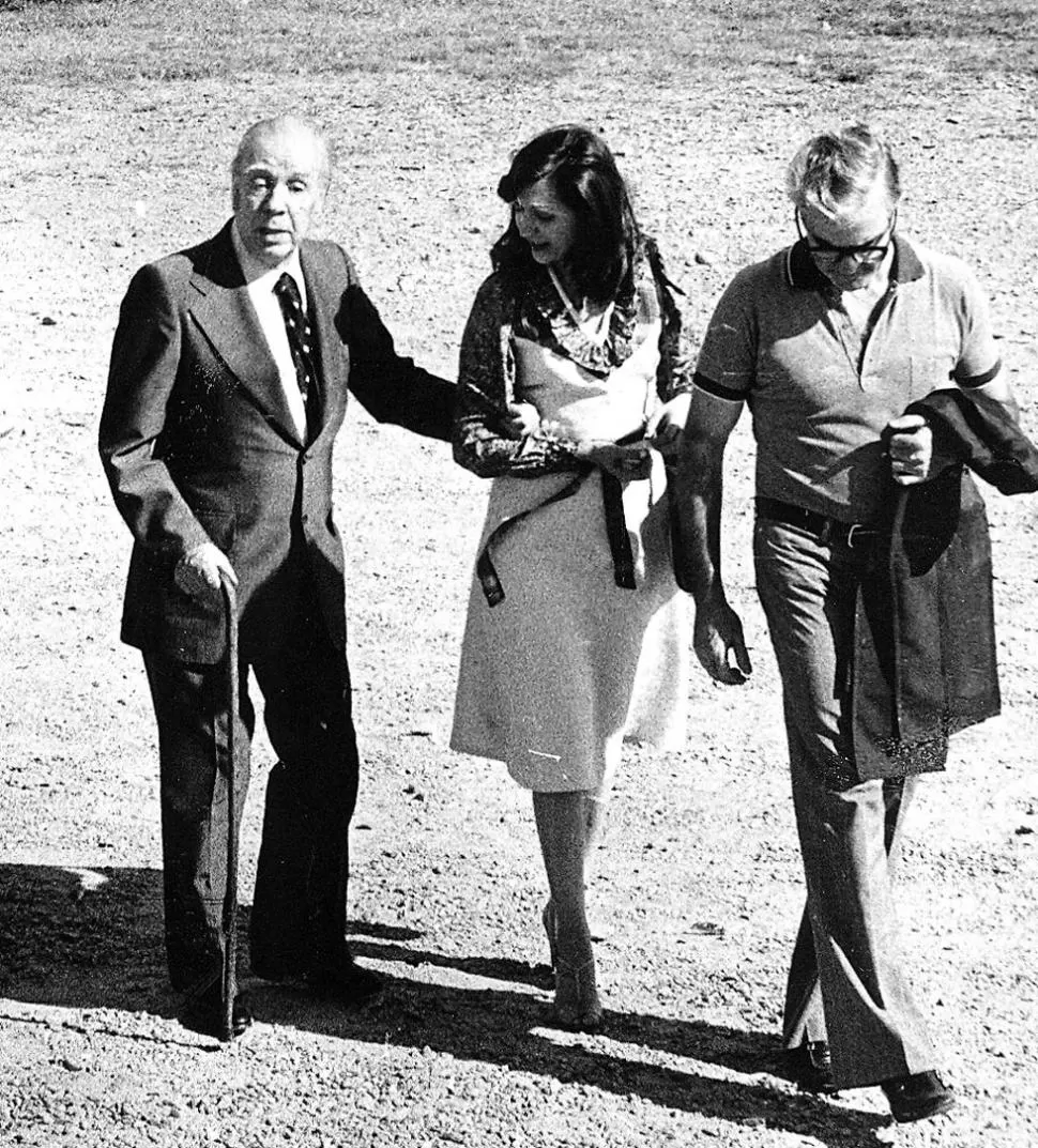 DE PASEO. Borges junto a la profesora Nilda Flawiá y el escritor Ezequiel de Olaso en San Javier. Su última visita a la provincia fue en 1978, invitado por la UNT, que lo distinguió con el Doctorado Honoris Causa.
