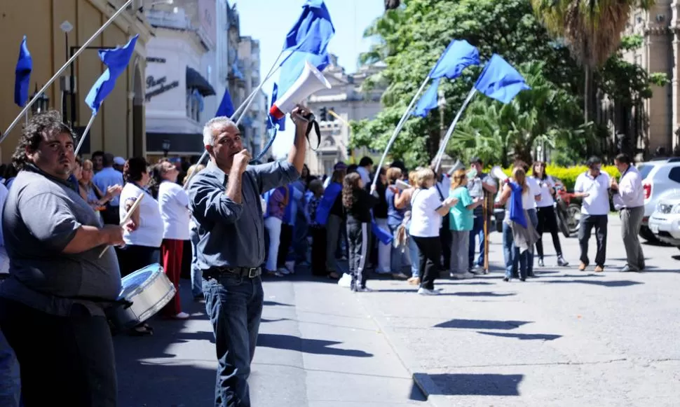 DURANTE LA NEGOCIACION. ATSA protestó frente a la Casa de Gobierno. LA GACETA / FOTO DE ANALIA JARAMILLO