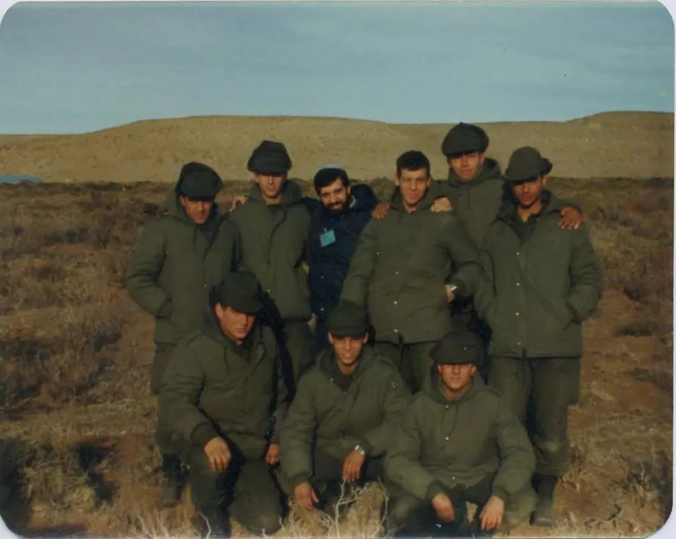 COMBATIENTES EN EL CONTINENTE. El rabino Felipe Yafe (en el centro, de barba), junto a soldados judíos en una base en Comodoro Rivadavia.  