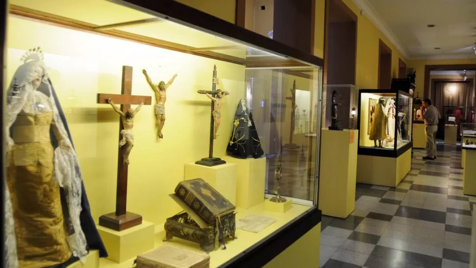 DE TODO. Misales, crucifijos y esculturas forman parte de los tesoros del museo. 