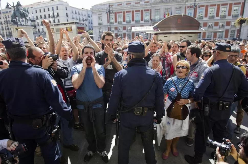 EN BARCELONA. La policía se empleó a fondo para contener a radicales.  