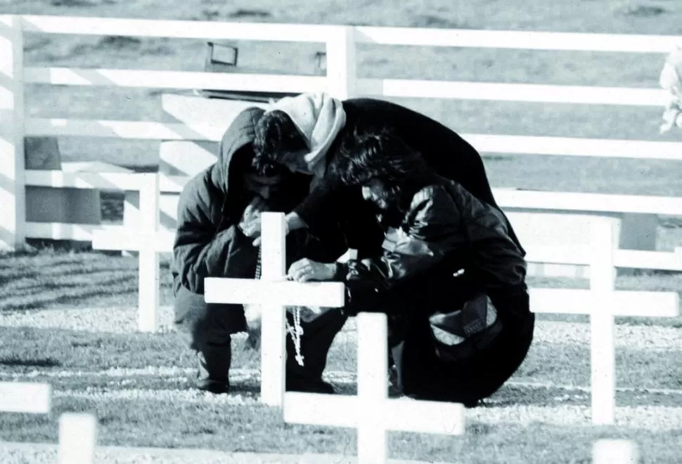NN. Casi la mitad de las tumbas de ex combatientes, en el cementerio de Malvinas, no tienen identificación. TELAM