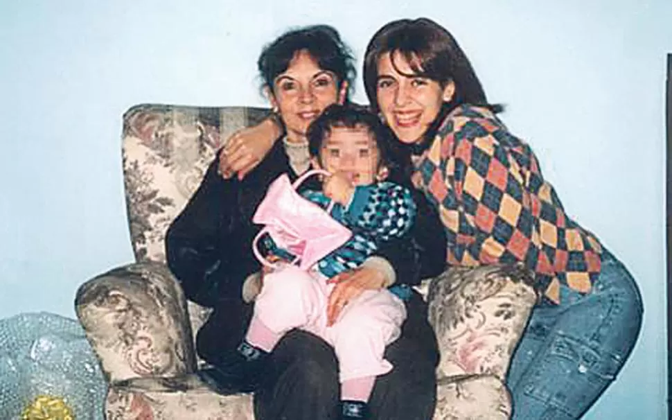 LAS TRES JUNTAS. Abuela, madre e hija comparten un instante que queda congelado en una foto tomada en 2000. GENTILEZA FUNDACIóN MARíA DE LOS ANGELES