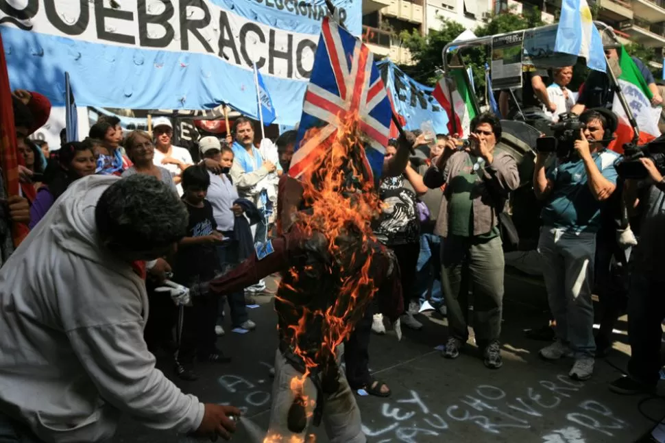 SEDE DIPLOMATICA. Antes de la refriega, se quemaron banderas inglesas en La Recoleta. FOTO TOMADA DE LANACION.COM.AR