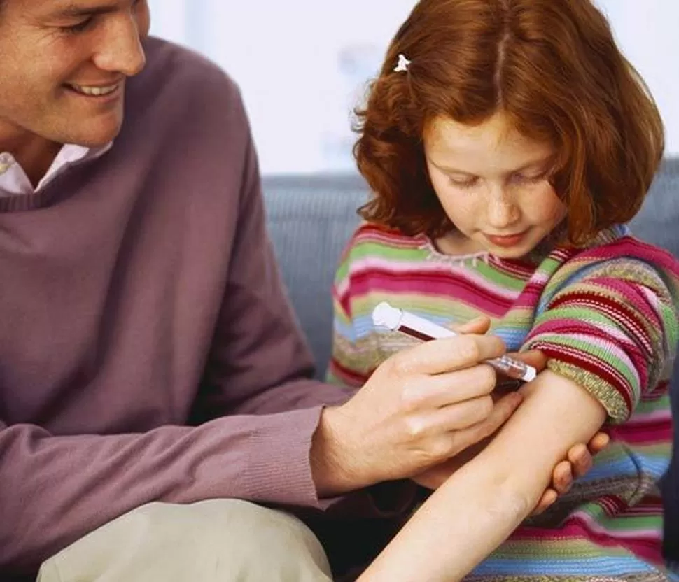 VIGILANCIA CONSTANTE. El tratamiento de un niño diabético consiste en la administración de insulina bajo estrictas pautas médicas. HOLA.COM 