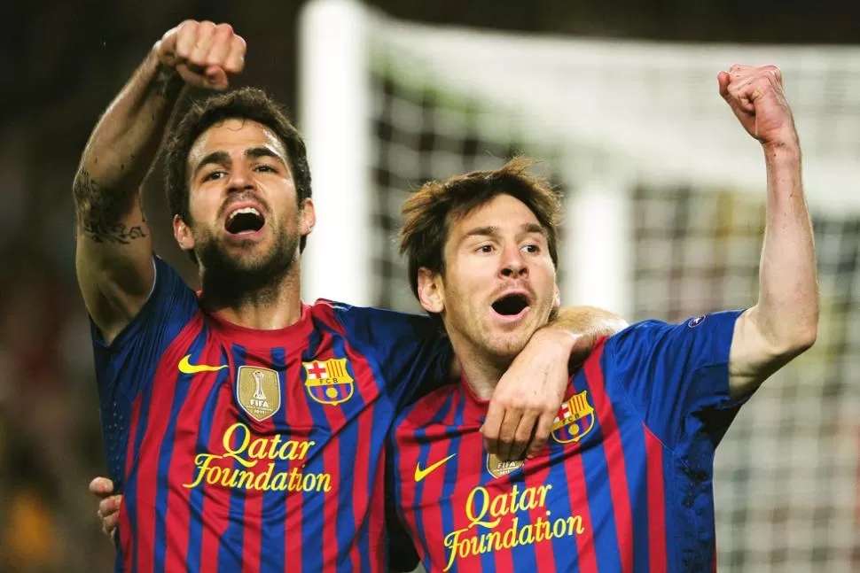 PURA ALEGRIA. Messi, goleador de la noche en Barcelona, festeja con Fabregas. AFP