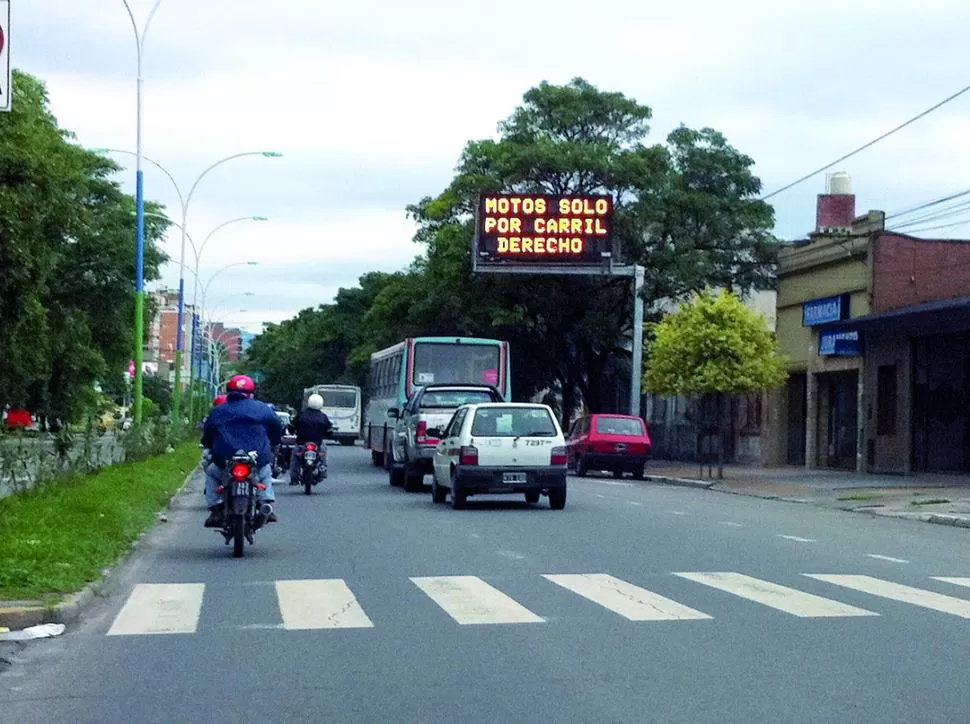 IGNORADO. El motociclista hace caso omiso al cartel. GENTILEZA DE JOSE AUG