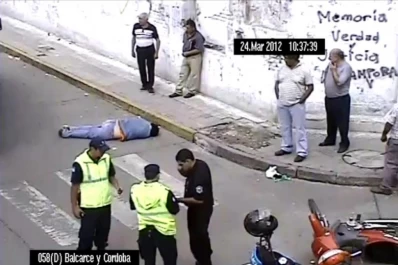 Iba en moto y sin casco, rodó por el pavimento, pero se salvó