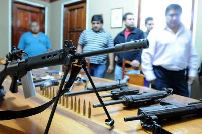 Detuvieron a una banda que ocultaba un arsenal en la casa