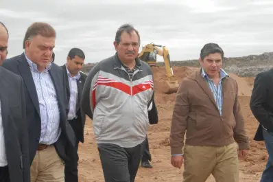 Alperovich inspeccionó plantas de tratamiento de residuos