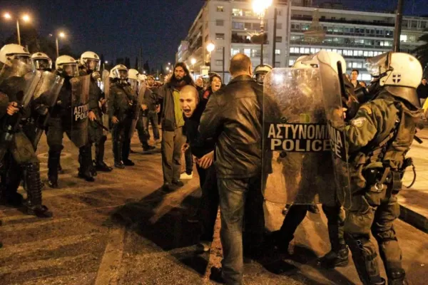 Fuertes disturbios en Grecia tras el suicidio de un jubilado por los recortes