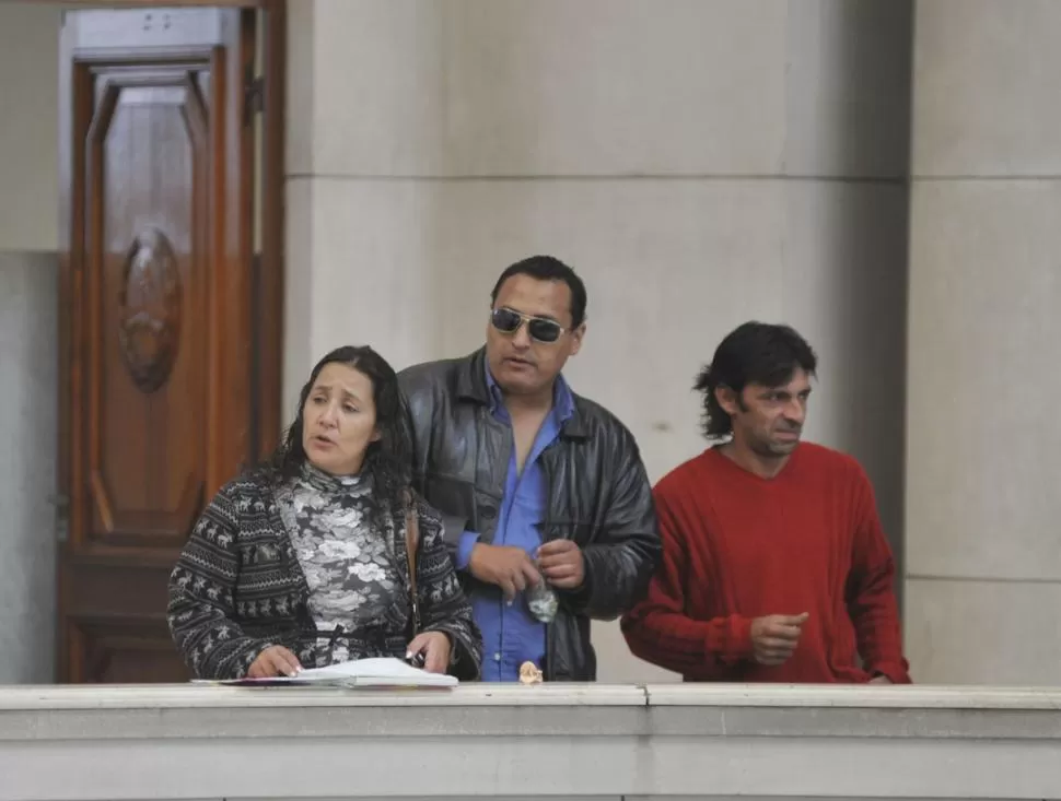 NERVIOSA. Daniela Milhein se mostró alterada en el juicio. En el receso estuvo con sus familiares. Alejandro González, su ex pareja, de rojo. LA GACETA / FOTOS DE JORGE OLMOS SGROSSO