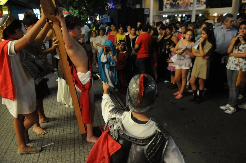 COMO EN LA ANTIGÜEDAD. Luciendo los trajes típicos, los jóvenes recrearon la Pasión de Cristo por las calles del centro tucumano. LA GACETA / FOTO DE EZEQUIEL LAZARTE 