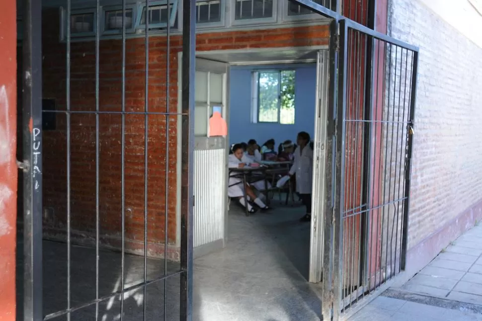 ENJAULADOS. Los niños que van a esta escuela conviven con la inseguridad, el año pasado le robaron la moto de una maestra mientras dictaba clase. LA GACETA / FOTO DE ANALíA JARAMILLO
