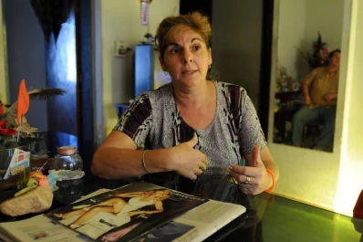 La tuvo media hora de rehén, le disparó con una pistola y huyó con $ 14.000
