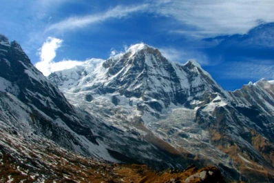 Por la nieve, suspenden el rescate de 135 personas sepultadas en el Himalaya