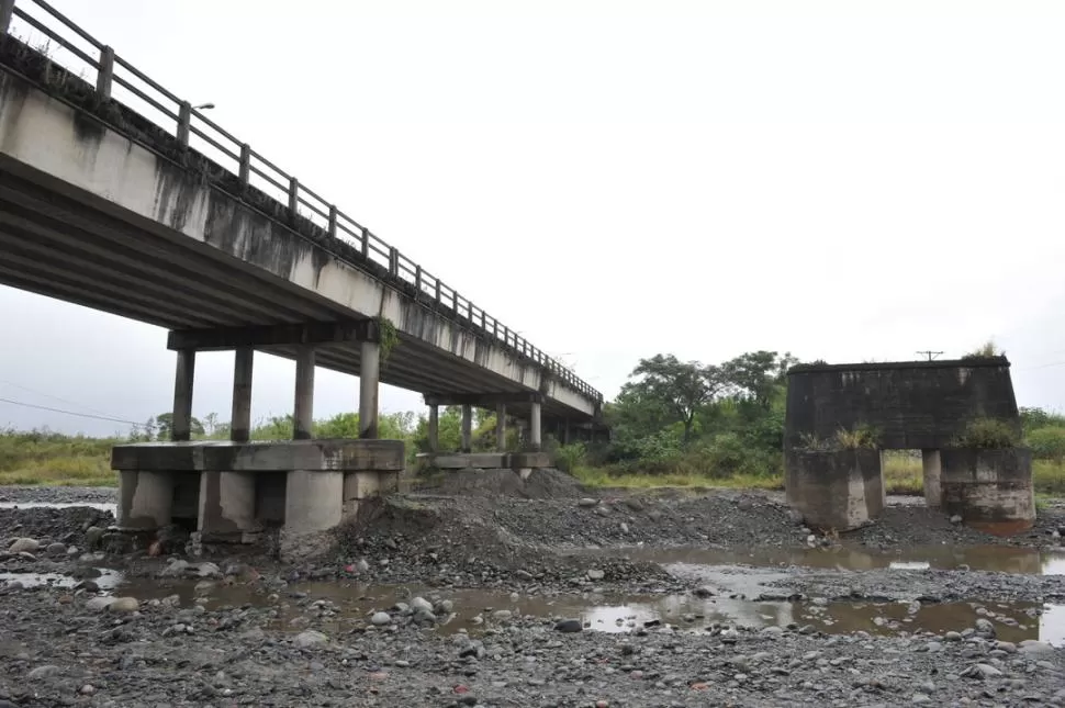 POCO CAUDAL. La falta de precipitaciones hace que lleguen menos áridos al cauce del Río Lules. Y, según vecinos, igual se realizan extracciones. LA GACETA / FOTOS DE JORGE OLM0S SGROSSO 