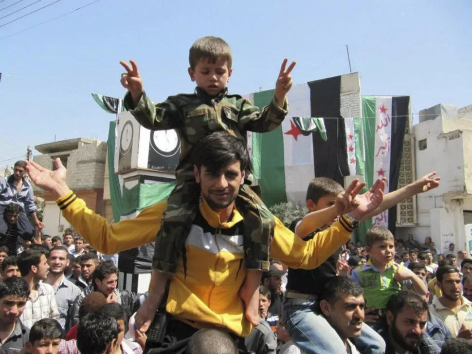 PROTESTAS. Opositores al régimen tomaron las calles en Talbiseh, cerca de Homs. Niños encabezaron la marcha. REUTERS
