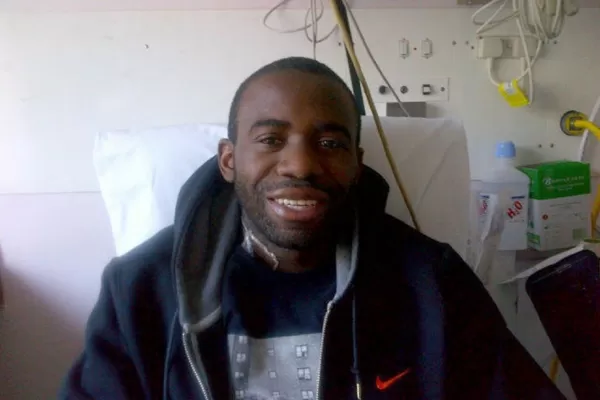 Condenado por burlarse en Twitter