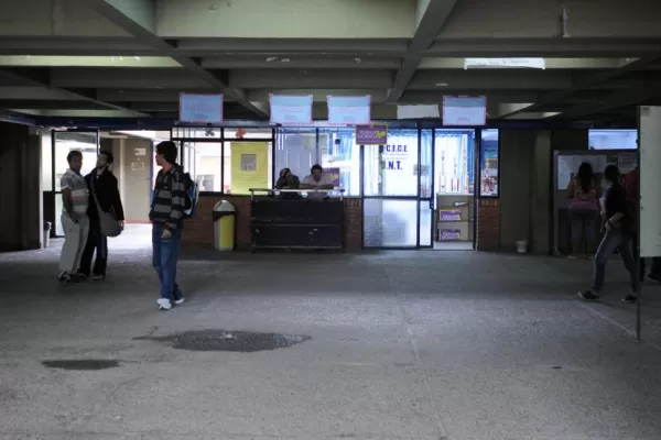 Los docentes de la UNT comenzaron con el paro de dos días