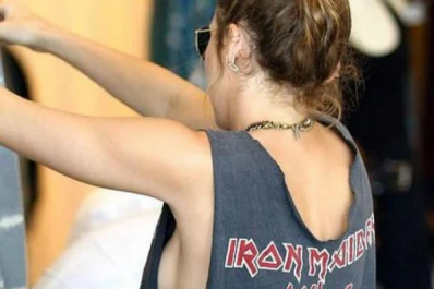 Miley Cyrus ahora sin corpiño