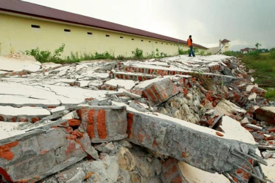 Cinco personas murieron por dos terremotos en Indonesia