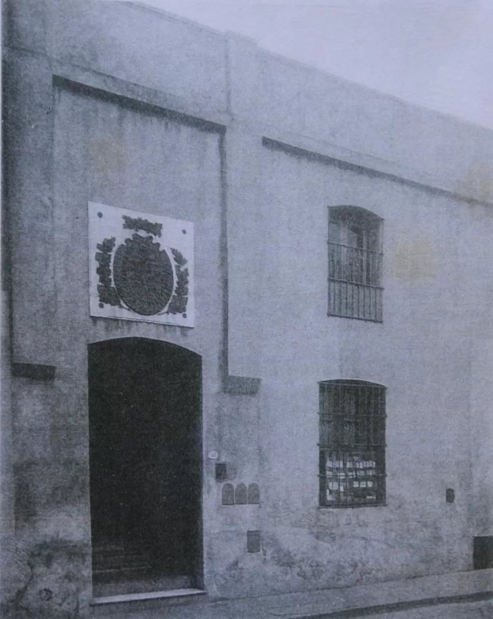 LA CASA FAMILIAR. Antigua casa de los Balcarce en Buenos Aires, ubicada a media cuadra de la Plaza de Mayo, en una foto de los años 1940. LA GACETA / ARCHIVO
