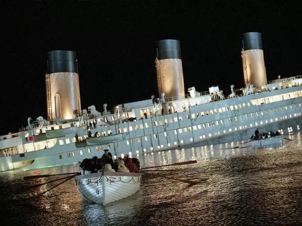 EL FINAL. Algunos pasajeros escapan; el Titanic se va a pique. 