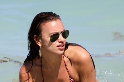 Irina Shayk, la novia de Cristiano Ronaldo, casi desnuda al sol
