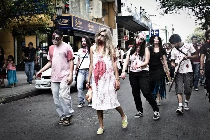 INVADIDO. Las calles de Tucumán, repletas de zombies. FOTO TOMADA DE FAN PAGE DE ZOMBIE WALK TUCUMAN