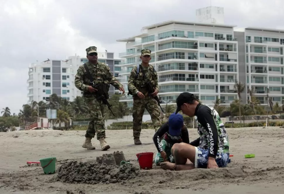 MEDIDAS DE SEGURIDAD. Soldados colombianos patrullan la zona de playa en Cartagena de Indias. REUTERS