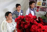Flores, tejidos y chacinados en una feria regional