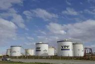 España podría frenar el ingreso de productos argentinos en represalia por YPF