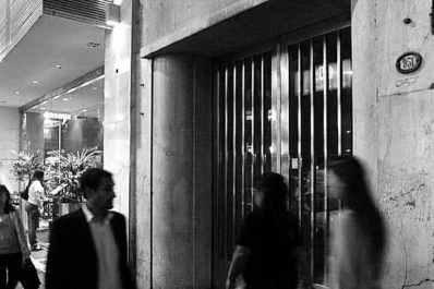 Albañiles hallaron un cuerpo enterrado en un departamento