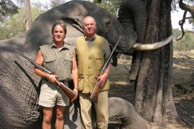 El rey Juan Carlos se fracturó la cadera cazando elefantes