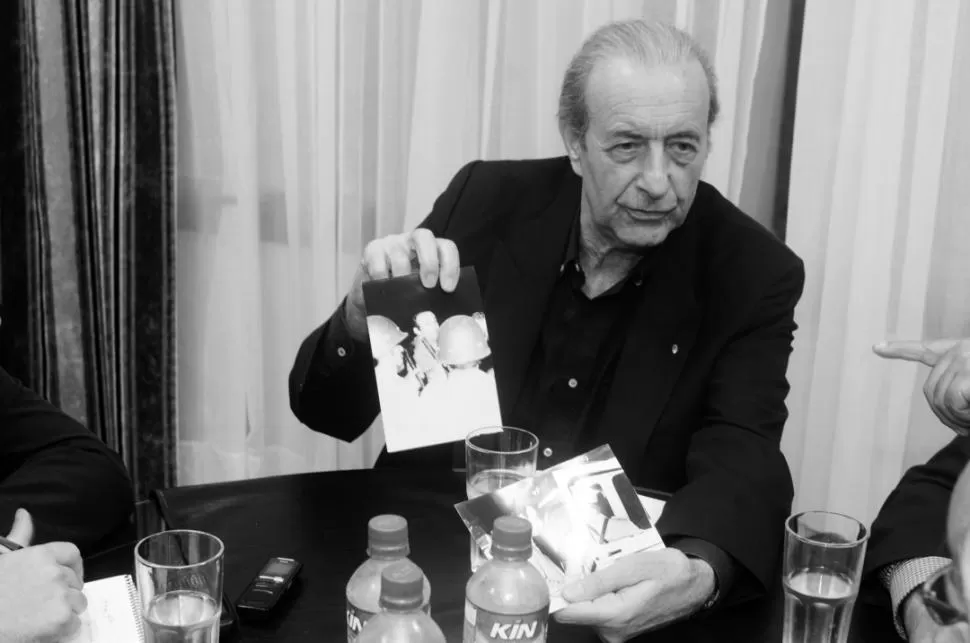 44 AÑOS DESPUÉS. Pepe trajo dos fotos que publicó LA GACETA en 1968. LA GACETA / FOTO DE ENRIQUE GALINDEZ