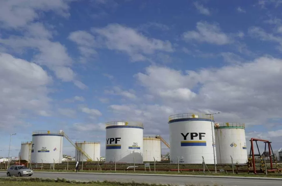 TODOS LA QUIEREN. El conflicto por el control de la petrolera podría generar una reacción contundente del Gobierno ibérico. YPF
