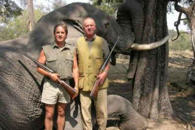 El rey Juan Carlos se quebró   la cadera durante un safari