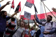 Militantes se manifiestan en plaza de Mayo a favor de la expropiación de YPF
