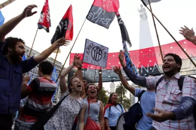 Militantes se manifiestan en plaza de Mayo a favor de la expropiación de YPF