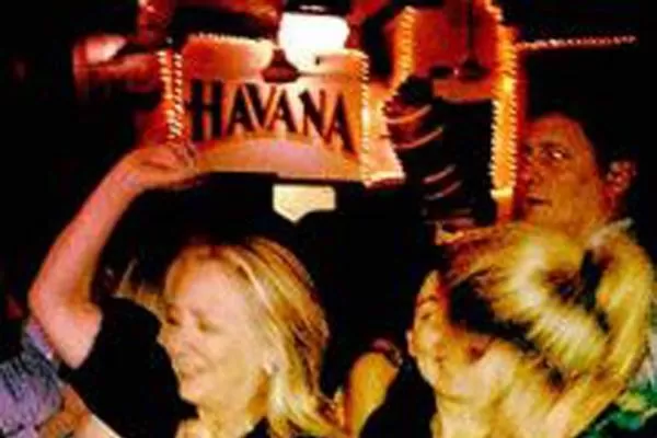 EN HAVANA. Clinton bailo salsa en el clásico bar de Cartagena de Indias. FOTO GETTY IMAGES
