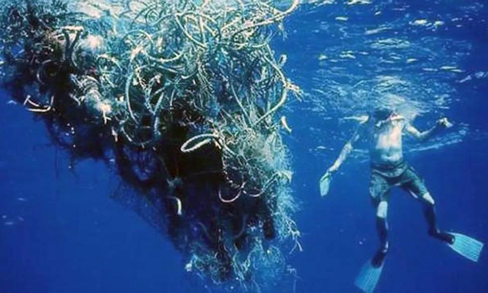ARCHIPIELAGO DEL TERROR. Boyas, redes de pesca, cepillos de dientes y millones de piezas plásticas forman esta isla de basura. FOTO TOMADA DE ABC.ES