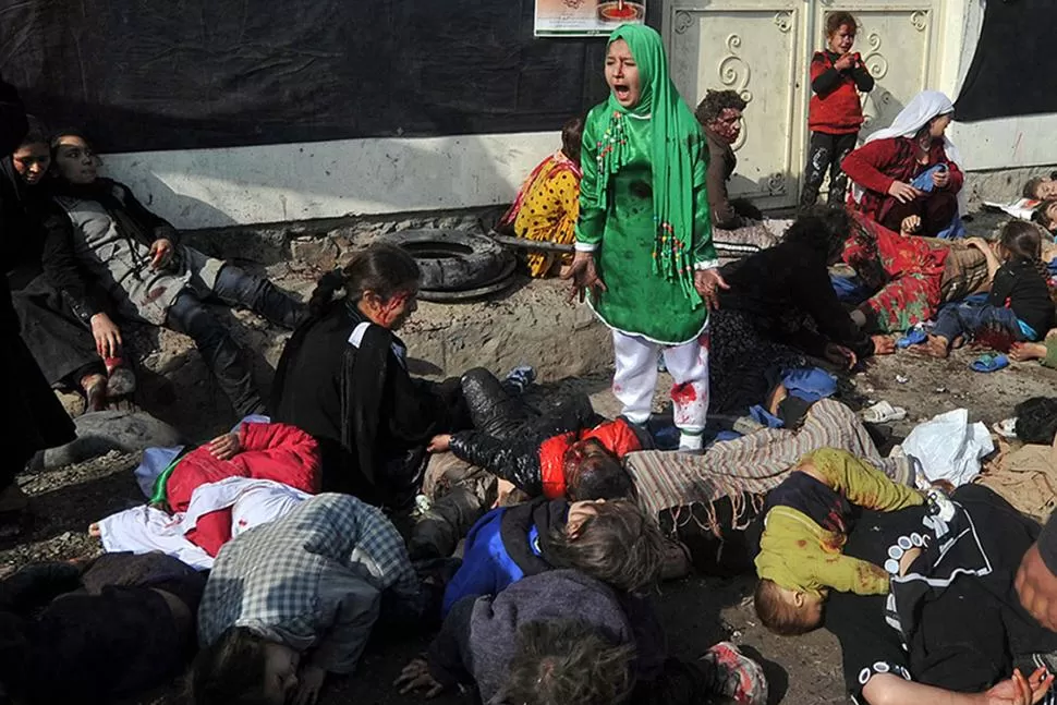 PREMIO. La pequeña Tarana quedó en medio de su familia destrozada por un bombardeo en Kabul. AFP