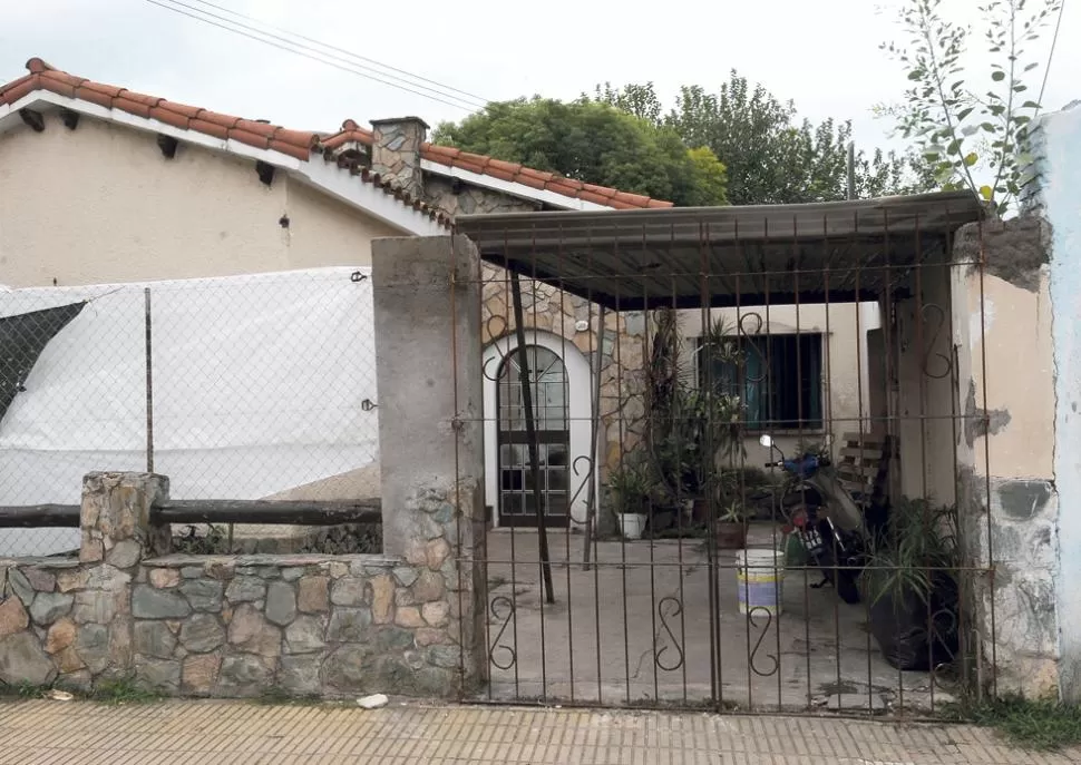 NADIE ATENDIÓ. Sólo se escuchó ladrar a un perro en la casa del pasaje Díaz Vélez, donde hubo incidentes. LA GACETA / FOTO DE ENRIQUE GALINDEZ
